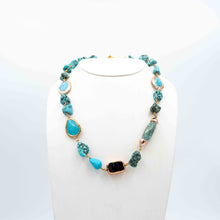 Carica l&#39;immagine nel visualizzatore di Gallery, Collana con turchese antico e ossidiana centrale, pezzo unico in vendita presso la Fiera di Sinigaglia.- Necklace with ancient turquoise and central obsidian, unique piece for sale at La Fiera di Sinigaglia.
