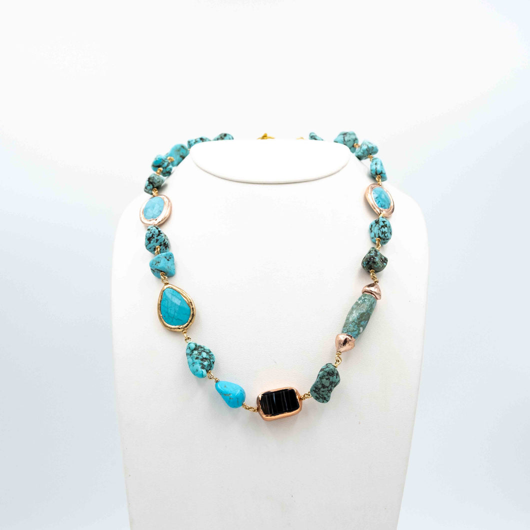 Collana con turchese antico e ossidiana centrale, pezzo unico in vendita presso la Fiera di Sinigaglia.- Necklace with ancient turquoise and central obsidian, unique piece for sale at La Fiera di Sinigaglia.