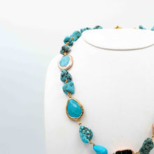 Carica l&#39;immagine nel visualizzatore di Gallery, Collana con turchese antico e ossidiana centrale, castoni delle pietre in argento dorato oro rosa. Pezzo unico in vendita presso la Fiera di Sinigaglia.- Necklace with ancient turquoise and central obsidian. Stone settings in rose golden silver. Unique piece for sale at La Fiera di Sinigaglia.
