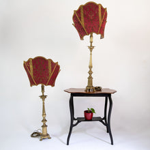 Carica l&#39;immagine nel visualizzatore di Gallery, Coppia di candelieri in ottone del XIX sec. trasformati in lampade, ventole in seta. In vendita presso La Fiera di Sinigaglia. - Pair of 19th century brass candlesticks. transformed into lamps, silk lampshades.  For sale at La Fiera di Sinigaglia.
