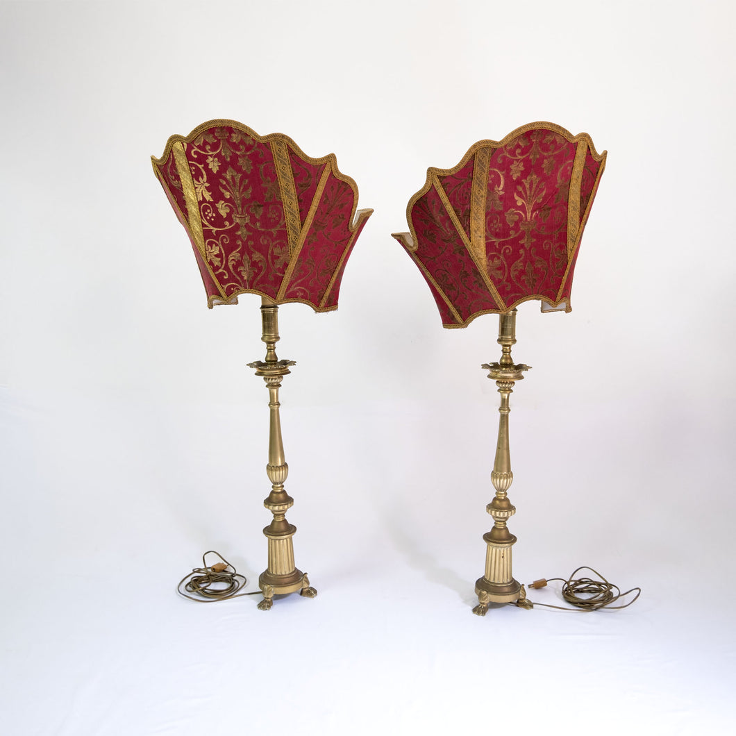 Coppia di candelieri in ottone del XIX sec. trasformati in lampade, ventole in seta. - Pair of 19th century brass candlesticks. transformed into lamps, silk lampshades.