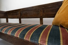 Carica l&#39;immagine nel visualizzatore di Gallery, Divanetto fine &#39;700 in noce con seduta in velluto a righe. In vendita presso La Fiera di Sinigaglia. Particolare. - 
Late 18th century walnut sofa with striped velvet . For sale at La Fiera di Sinigaglia. Detail.
