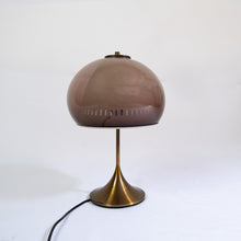 Carica l&#39;immagine nel visualizzatore di Gallery, 
&nbsp;PROVENIENZA: Italia

Lampada da tavolo anni &#39;60 con cappello a fungo in plastica e basa in metallo.- 1960s table lamp with plastic mushroom hat and metal base.
