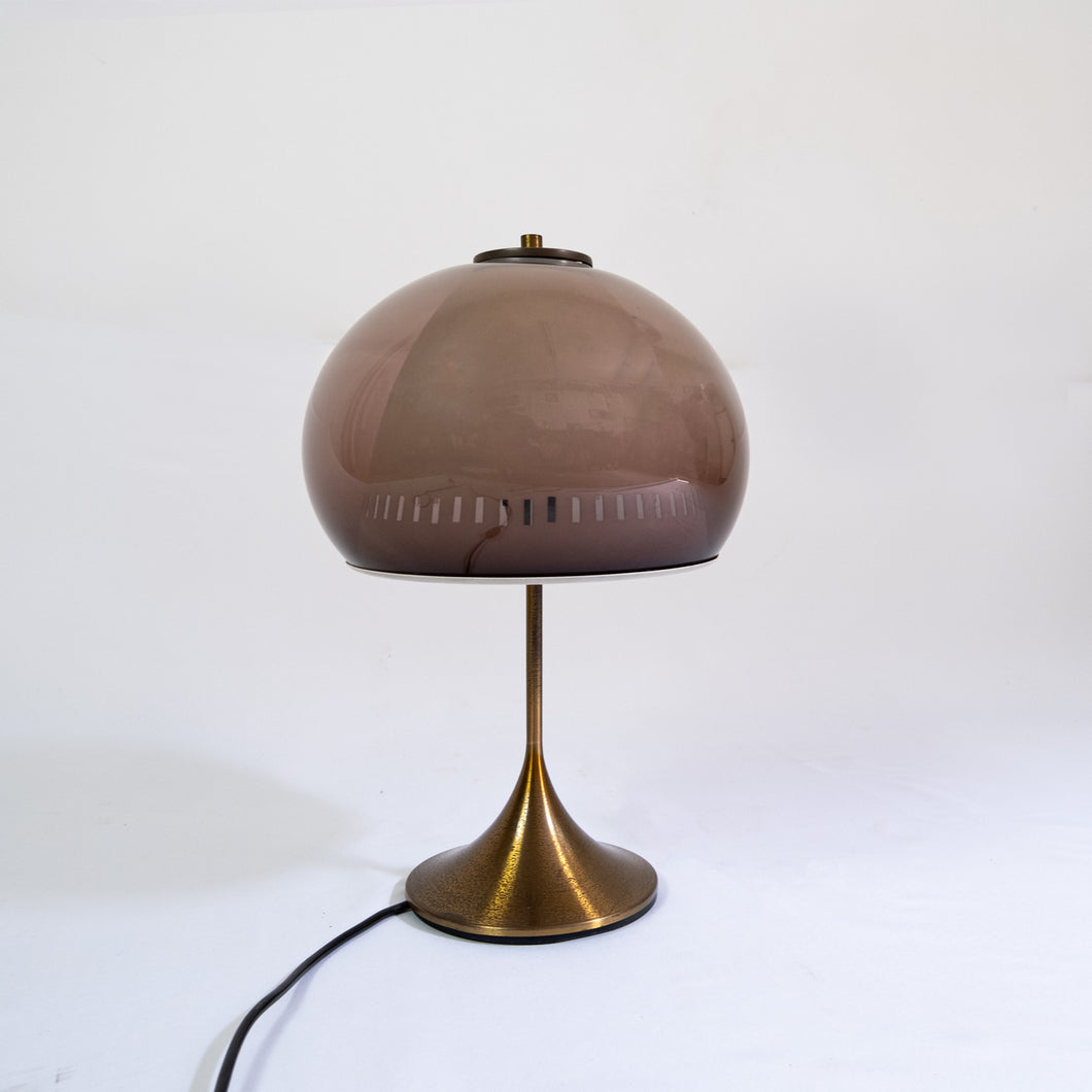 
 PROVENIENZA: Italia

Lampada da tavolo anni '60 con cappello a fungo in plastica e basa in metallo.- 1960s table lamp with plastic mushroom hat and metal base.