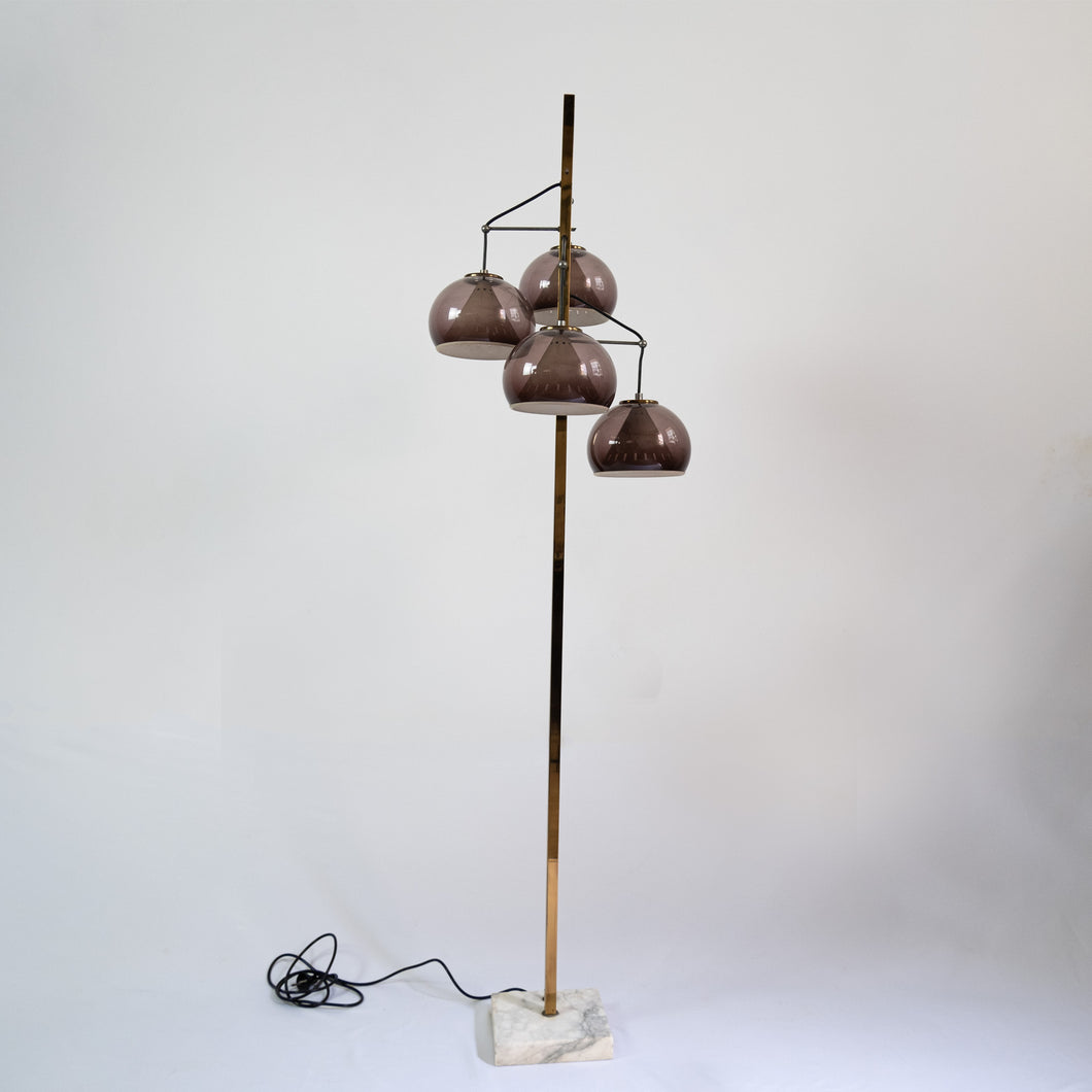 Lampada da terra anni '60 a quattro luci. Stelo in metallo, cappelli in plastica, base in marmo. Accensione a due o quattro luci.- 1960s floor lamp with four lights. Metal stem, plastic shades, marble base. Two or four light switch.