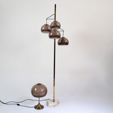 Carica l&#39;immagine nel visualizzatore di Gallery, Lampada da terra anni &#39;60 con quattro cappelli a fungo in plastica e basa in marmo. In vendita presso La Fiera di Sinigaglia. Disponibile lampada da tavolo abbinata. - 1960s floor lamp with four plastic mushroom hat and marble base. For sale at La Fiera di Sinigaglia. Matching table lamp available
