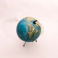 Carica l'immagine nel visualizzatore di Gallery, Mappamondo Vintage Anni 50 a Treppiede | La Fiera di Sinigaglia
