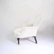 Carica l&#39;immagine nel visualizzatore di Gallery, Poltrona imbottita con piedi a torciglione in noce,fine &#39;800.  Ideale come seduta relax. In vendita presso La Fiera di Sinigaglia. - 
Upholstered armchair with twisted walnut feet, late 19th century. Ideal as a relaxation seat. For sale at La Fiera di Sinigaglia.
