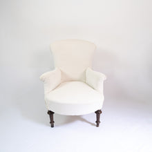 Carica l&#39;immagine nel visualizzatore di Gallery, Poltrona imbottita con piedi a torciglione in noce,fine &#39;800. - 
Upholstered armchair with twisted walnut feet, late 19th century.
