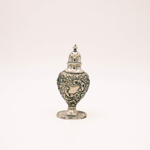 Load image into Gallery viewer, Saliera in sheffield sbalzata volute e motivi floreali, Inghilterra primi&#39;900 - Sheffield salt shaker with embossed scrolls and floral motifs, early 20th century England.
