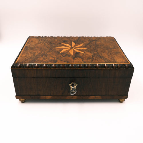 Scatola intarsiata e lastronata in radica con bordo intagliato, metà'800.- Mid-19th century  box  inlaid and veneered in briar with carved edge.