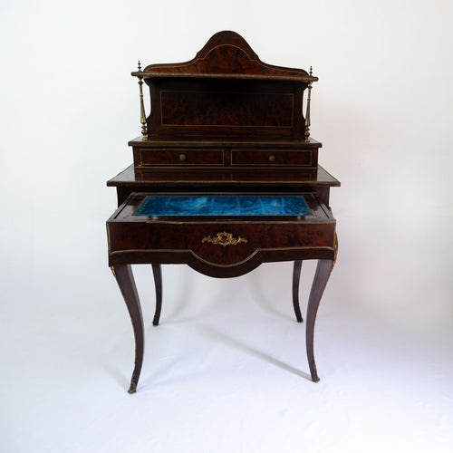 Piccolo scrittoio inglese dell '800 in mogano, piano estraibile rivestito in velluto. - Small 19th century English desk in mahogany, extractable top covered in velvet.