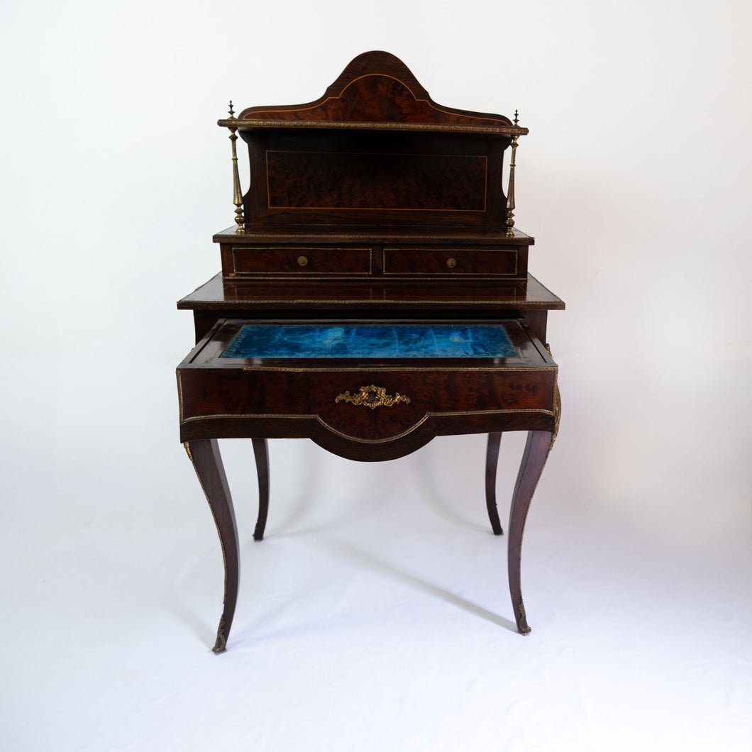 Piccolo scrittoio inglese dell '800 in mogano, piano estraibile rivestito in velluto. - Small 19th century English desk in mahogany, extractable top covered in velvet.