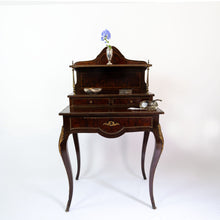 Carica l&#39;immagine nel visualizzatore di Gallery, Piccolo scrittoio inglese dell &#39;800 in mogano, rifiniture in ottone. In vendita presso La Fiera di Sinigaglia. - Small 19th century English desk in mahogany, brass finishes. For sale at La Fiera di Sinigaglia.
