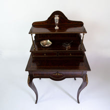 Carica l&#39;immagine nel visualizzatore di Gallery, Piccolo scrittoio inglese dell &#39;800 in mogano, rifiniture in ottone. In vendita presso La Fiera di Sinigaglia. - Small 19th century English desk in mahogany, brass finishes. For sale at La Fiera di Sinigaglia.
