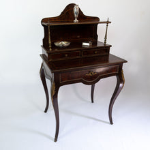 Carica l&#39;immagine nel visualizzatore di Gallery, Piccolo scrittoio inglese dell &#39;800 in mogano, rifiniture in ottone. In vendita presso La Fiera di Sinigaglia. - Small 19th century English desk in mahogany, brass finishes. For sale at La Fiera di Sinigaglia.
