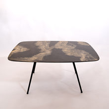 Carica l'immagine nel visualizzatore di Gallery, Tavolino da salotto anni '50 con piano in resina a finto marmo e piedi in ferro. - 1950s coffee table with faux marble resin top and iron legs.
