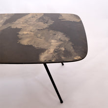 Carica l'immagine nel visualizzatore di Gallery, Tavolino da salotto anni '50 con piano in resina a finto marmo e piedi in ferro. Detail. - 1950s coffee table with faux marble resin top and iron legs. Particolare.

