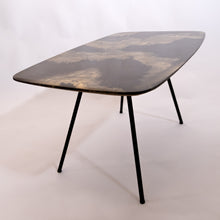 Carica l'immagine nel visualizzatore di Gallery, Tavolino da salotto anni '50 con piano in resina a finto marmo e piedi in ferro. In vendita pesso La Fiera di Sinigaglia, galleria antiquaria- 1950s coffee table with faux marble resin top and iron legs. For sale at La  Fiera di Sinigaglia.
