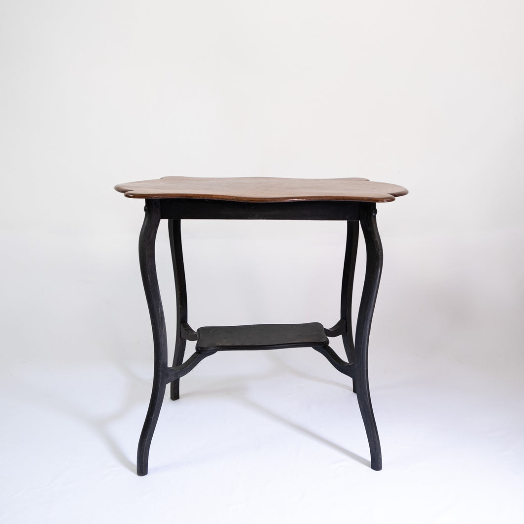 Tavolino primi '900 da salotto con doppio ripiano. - Early 1900s coffee table with double shelf