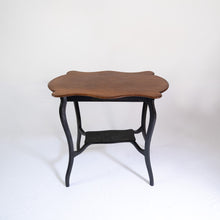 Carica l&#39;immagine nel visualizzatore di Gallery, Tavolino primi &#39;900 da salotto con doppio ripiano. Inghilterra. In vendita presso La Fiera di Sinigaglia. - Early 1900s coffee table with double shelf, England. For sale at La Fiera di  Sinigaglia.
