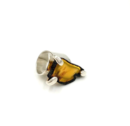 Anello con ambra in argento galvanizzato oro bianco, anni 70.- Ring with amber in white gold silver, 1970s.