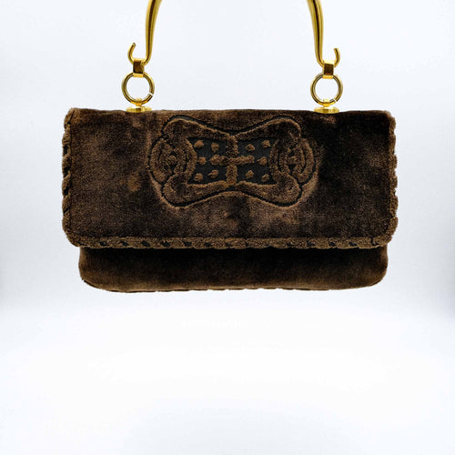 Borsa Cesare Piccini in velluto marrone, manico rigido in metallo dorato, interno in pelle. Custodia originale in tessuto. Ottimo stato. Anni 70. In vendita presso La Fiera di Sinigaglia -galleria antiquaria.- 1970's Cesare Piccini brown velvet bag with a rigid gold-tone metal handle and leather interior. Original fabric case. Excellent condition. For sale at La Fiera di Sinigaglia - antiques gallery