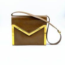 Carica l'immagine nel visualizzatore di Gallery, Rara borsa vintage Mangiameli Milano anni 70/80 in pregiata pelle marrone. Design geometrico con dettagli in metallo dorato. Un pezzo unico da collezione. - Rare vintage Mangiameli Milano bag from the 1970s/80s, crafted from fine brown leather. Features a geometric design with gold-tone metal details. A unique collector's piece.
