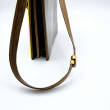 Carica l'immagine nel visualizzatore di Gallery, Rara borsa vintage Mangiameli Milano anni 70/80 in pregiata pelle marrone. Design geometrico con dettagli in metallo dorato. Un pezzo unico da collezione. Dettaglio della tracolla regolabile. - Rare vintage Mangiameli Milano bag from the 1970s/80s, crafted from fine brown leather. Features a geometric design with gold-tone metal details. A unique collector's piece. Detail of the adjustable shoulder strap.
