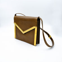 Carica l'immagine nel visualizzatore di Gallery, Rara borsa vintage Mangiameli Milano anni 70/80 in pregiata pelle marrone. Design geometrico con dettagli in metallo dorato. Un pezzo unico da collezione. In vendita presso La Fiera di Sinigaglia - Rare vintage Mangiameli Milano bag from the 1970s/80s, crafted from fine brown leather. Features a geometric design with gold-tone metal details. A unique collector's piece. For sale at La Fiera di Siniaglia.

