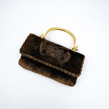 Carica l&#39;immagine nel visualizzatore di Gallery, Borsa Cesare Piccini in velluto marrone, manico rigido in metallo dorato, interno in pelle. Custodia originale in tessuto. Ottimo stato. Anni 70. - 1970&#39;s Cesare Piccini brown velvet bag with a rigid gold-tone metal handle and leather interior. Original fabric case. Excellent condition.
