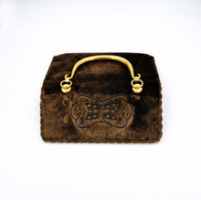 Carica l&#39;immagine nel visualizzatore di Gallery, Borsa Cesare Piccini in velluto marrone, manico rigido in metallo dorato, interno in pelle. Custodia originale in tessuto. Ottimo stato. Anni 70. - 1970&#39;s Cesare Piccini brown velvet bag with a rigid gold-tone metal handle and leather interior. Original fabric case. Excellent condition.
