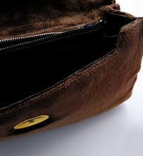 Carica l&#39;immagine nel visualizzatore di Gallery, Borsa Cesare Piccini in velluto marrone, manico rigido in metallo dorato, interno in pelle. Custodia originale in tessuto. Ottimo stato. Anni 70. Particolare dell&#39;interno.- 1970&#39;s Cesare Piccini brown velvet bag with a rigid gold-tone metal handle and leather interior. Original fabric case. Excellent condition. Detail of the inside of the bag.
