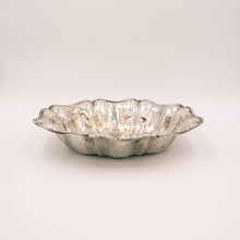 Load image into Gallery viewer, Ciotola in argento martellato con bordo mosso, Italia anni &#39;30.- 1930s italian  hammered silver bowl with wavy edge
