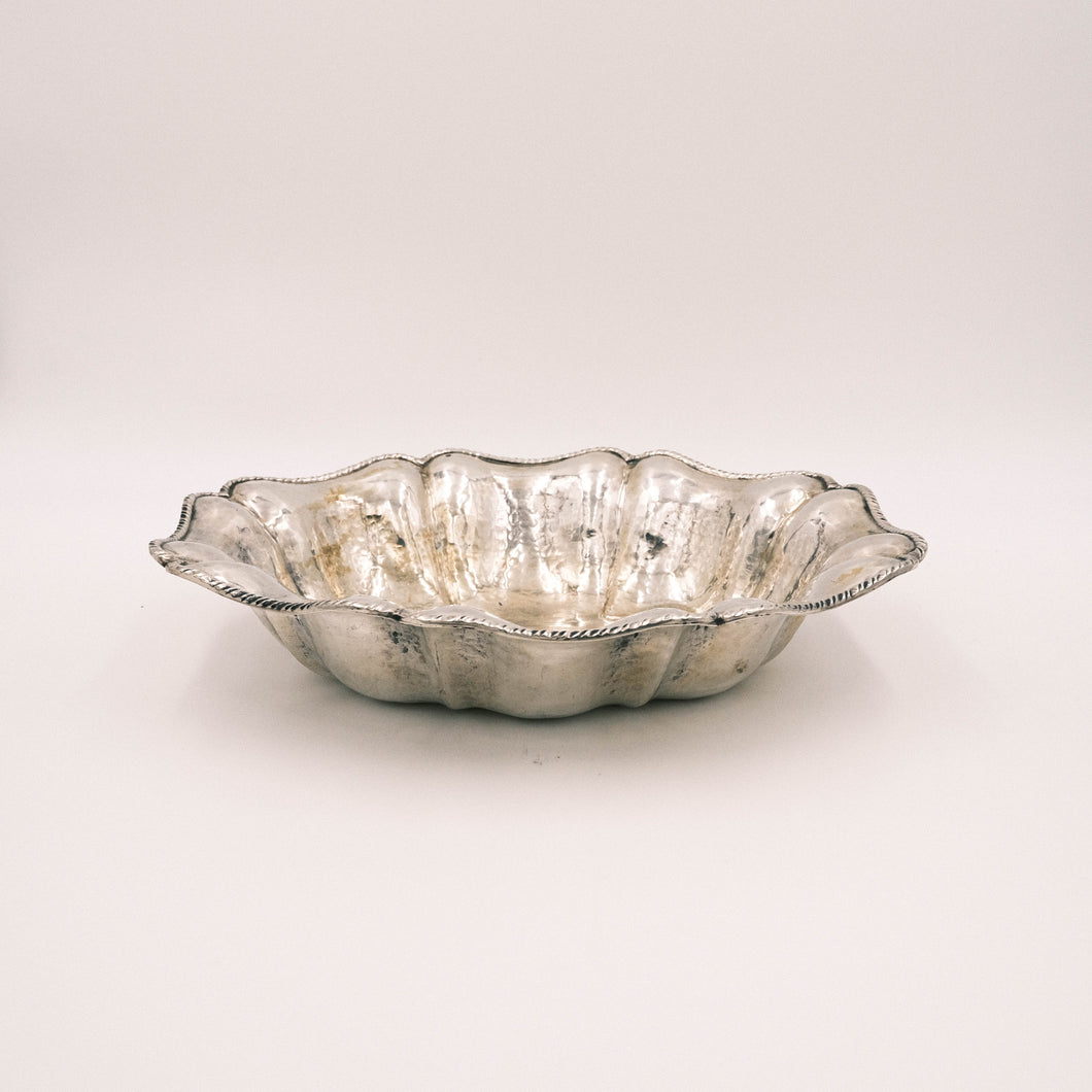 Ciotola in argento martellato con bordo mosso, Italia anni '30.- 1930s italian  hammered silver bowl with wavy edge