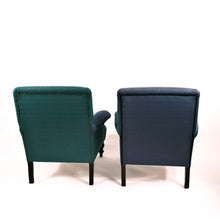 Carica l&#39;immagine nel visualizzatore di Gallery, Coppia di poltrone 800 imbottite con piede a torciglione in noce. Tappezzeria in moirè verde e blu a contrariè. Partocolare dello schienale- Pair of 800 upholstered armchairs with twisted walnut. Contrasted green and blue moiré. upholstery.
