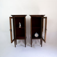 Carica l&#39;immagine nel visualizzatore di Gallery, Rara coppia di vetrinette a colonna Luigi XVI lastronate in noce. Interno rivestito in velluto porpora. - Rare pair of Louis XVI column display cabinets veneered in walnut. Interior lined in purple velvet.
