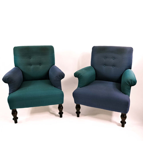 Coppia di poltrone 800 imbottite con piede a torciglione in noce, in vendita presso La Fiera di Sinigaglia.- Pair of 800 upholstered armchairs with twisted walnut, for sale at La Fiera di Sinigaglia.
