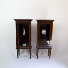 Carica l&#39;immagine nel visualizzatore di Gallery, Rara coppia di vetrinette a colonna Luigi XVI lastronate in noce. - Rare pair of Louis XVI column display cabinets veneered in walnut
