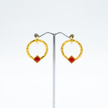 Carica l&#39;immagine nel visualizzatore di Gallery, Orecchini a cerchio con corallo vintage, pezzo unico in vendita presso La Fiera di Sinigaglia. - Golden silver hoop earrings with vintage coral , unique piece for sale at La Fiera di Sinigaglia.
