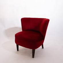 Carica l'immagine nel visualizzatore di Gallery, Poltrona anni '50 in velluto rosso originale d'epoca. In vendita presso La Fiera di Sinigaglia, galleria antiquaria- Original vintage red velvet armchair from the 1950s. For sale at La Fiera di Sinigaglia,  antiques gallery
