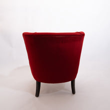 Carica l'immagine nel visualizzatore di Gallery, Poltrona anni '50 in velluto rosso originale d'epoca, parte posteriore. In vendita presso La Fiera di Sinigaglia, galleria antiquaria- Original vintage red velvet armchair from the 1950s, back side. For sale at La Fiera di Sinigaglia,  antiques gallery
