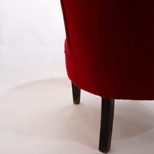 Carica l'immagine nel visualizzatore di Gallery, Poltrona anni '50 in velluto rosso originale d'epoca, particolare. In vendita presso La Fiera di Sinigaglia, galleria antiquaria- Original vintage red velvet armchair from the 1950s, detail. For sale at La Fiera di Sinigaglia,  antiques gallery
