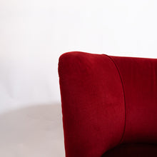 Carica l'immagine nel visualizzatore di Gallery, Poltrona anni '50 in velluto rosso originale d'epoca, particolare. In vendita presso La Fiera di Sinigaglia, galleria antiquaria- Original vintage red velvet armchair from the 1950s, detail. For sale at La Fiera di Sinigaglia,  antiques gallery
