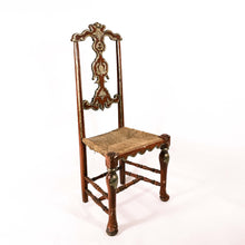 Carica l'immagine nel visualizzatore di Gallery, Una di sei sedie Luigi XIV in legno laccato con decorazioni a mecca e seduta in paglia. - One of six Louis XIV chairs in lacquered wood with Mecca decorations and straw seat.
