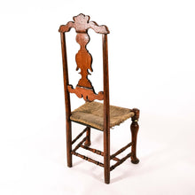 Carica l'immagine nel visualizzatore di Gallery, Una di sei sedie Luigi XIV in legno laccato con decorazioni a mecca e seduta in paglia, in vendita presso La Fiera di Sinigaglia. Particolare dello schienale. - One of six Louis XIV chairs in lacquered wood with Mecca decorations and straw seat, for sale at la Fiera di Sinigaglia. Detail of the backrest.
