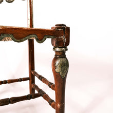 Carica l'immagine nel visualizzatore di Gallery, Una di sei sedie Luigi XIV in legno laccato con decorazioni a mecca e seduta in paglia, in vendita presso La Fiera di Sinigaglia. Particolare  - One of six Louis XIV chairs in lacquered wood with Mecca decorations and straw seat, for sale at la Fiera di Sinigaglia. Detail .
