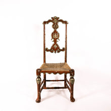 Carica l'immagine nel visualizzatore di Gallery, Una di sei sedie Luigi XIV in legno laccato con decorazioni a mecca e seduta in paglia, in vendita presso La Fiera di Sinigaglia - One of six Louis XIV chairs in lacquered wood with Mecca decorations and straw seat, for sale at la Fiera di Sinigaglia.
