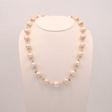 Load image into Gallery viewer, Collana con perle di mare e catena, pezzo unico.- Necklace with sea pearls and chain, unique piece.
