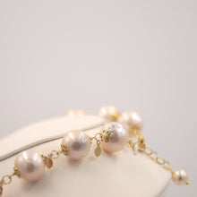 Load image into Gallery viewer, Collana con perle di mare e catena, lunghezza regolabile, pezzo unico.- Necklace with sea pearls and chain, adjustable length, unique piece.
